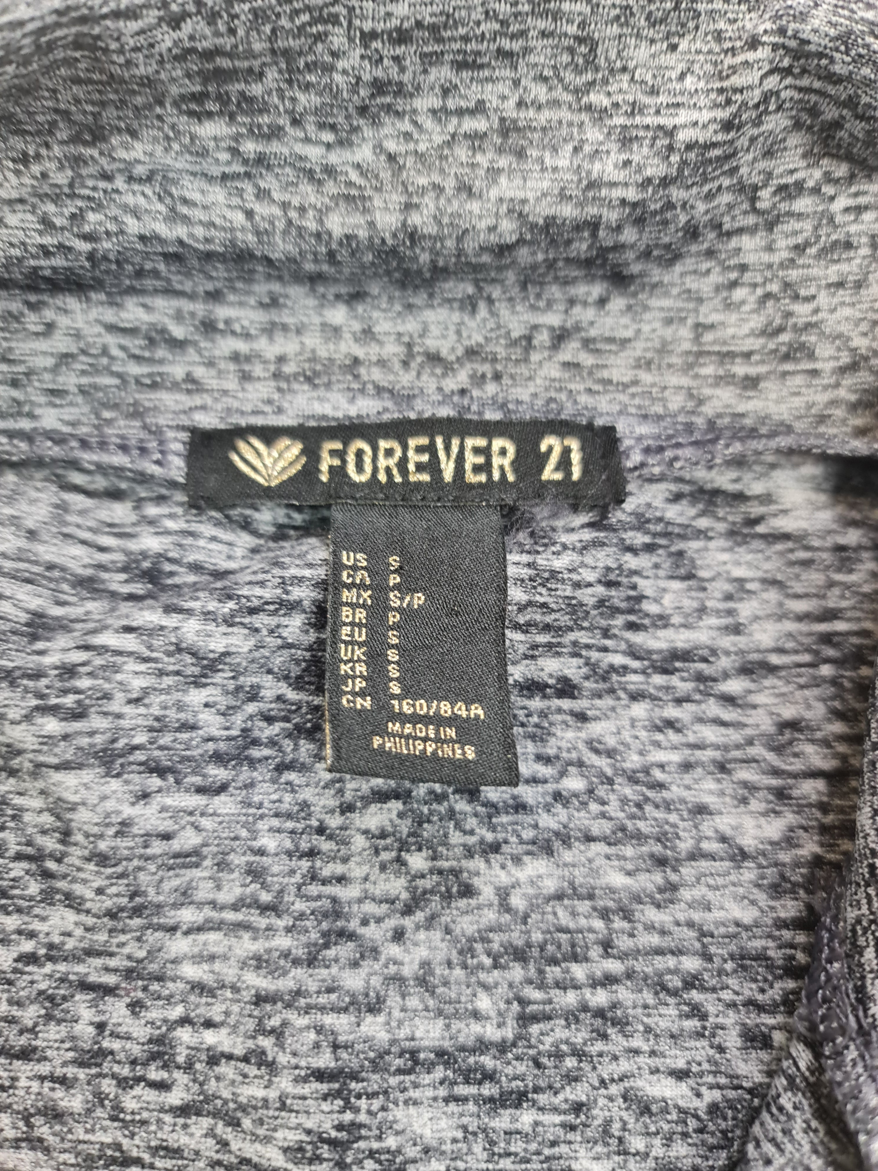 Suéter Deportivo marca FOREVER21 - (Talla:S/P) Gris