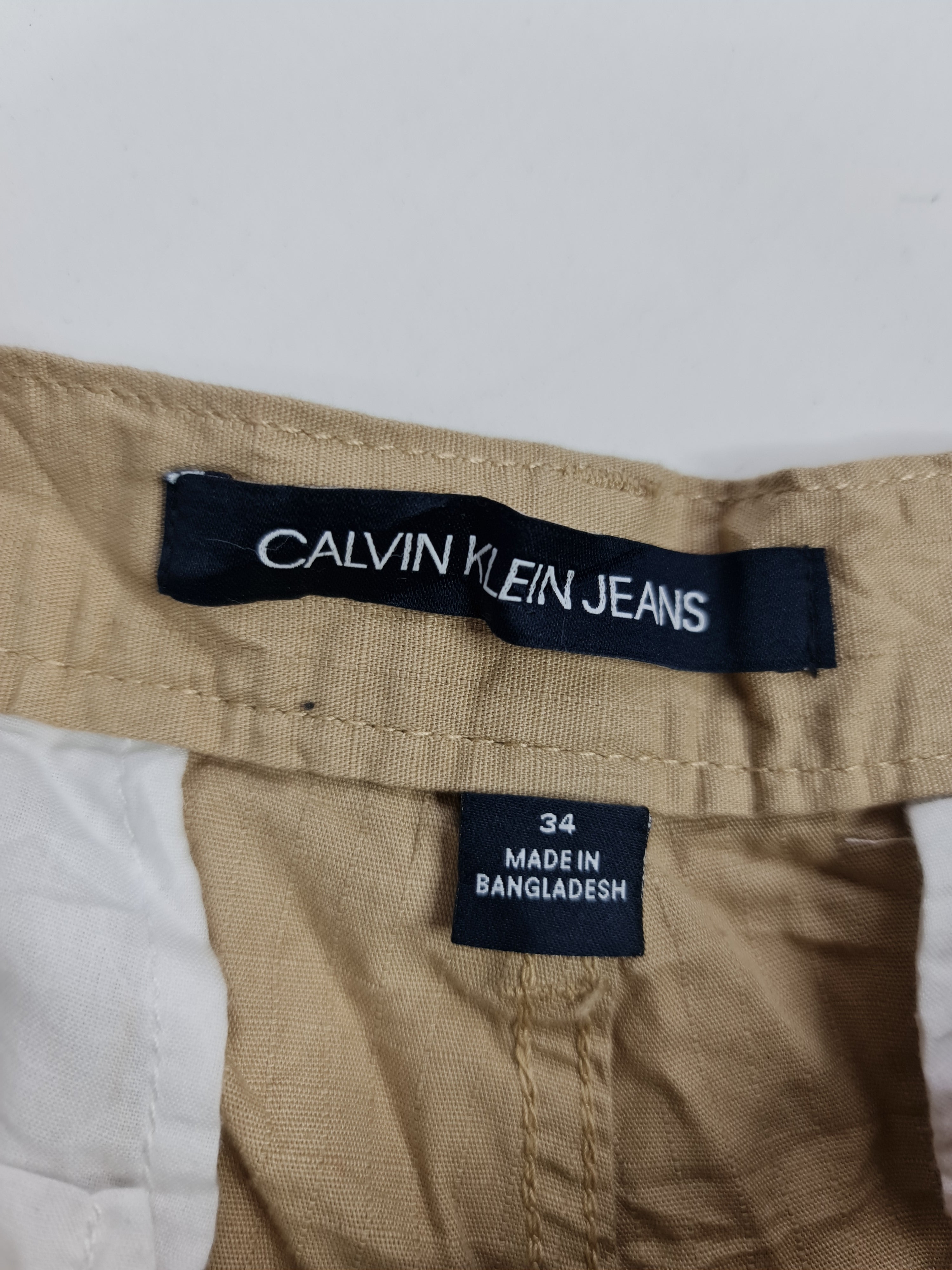 Short cargo marca Calvin Klein - (Talla: 34) Kakhi