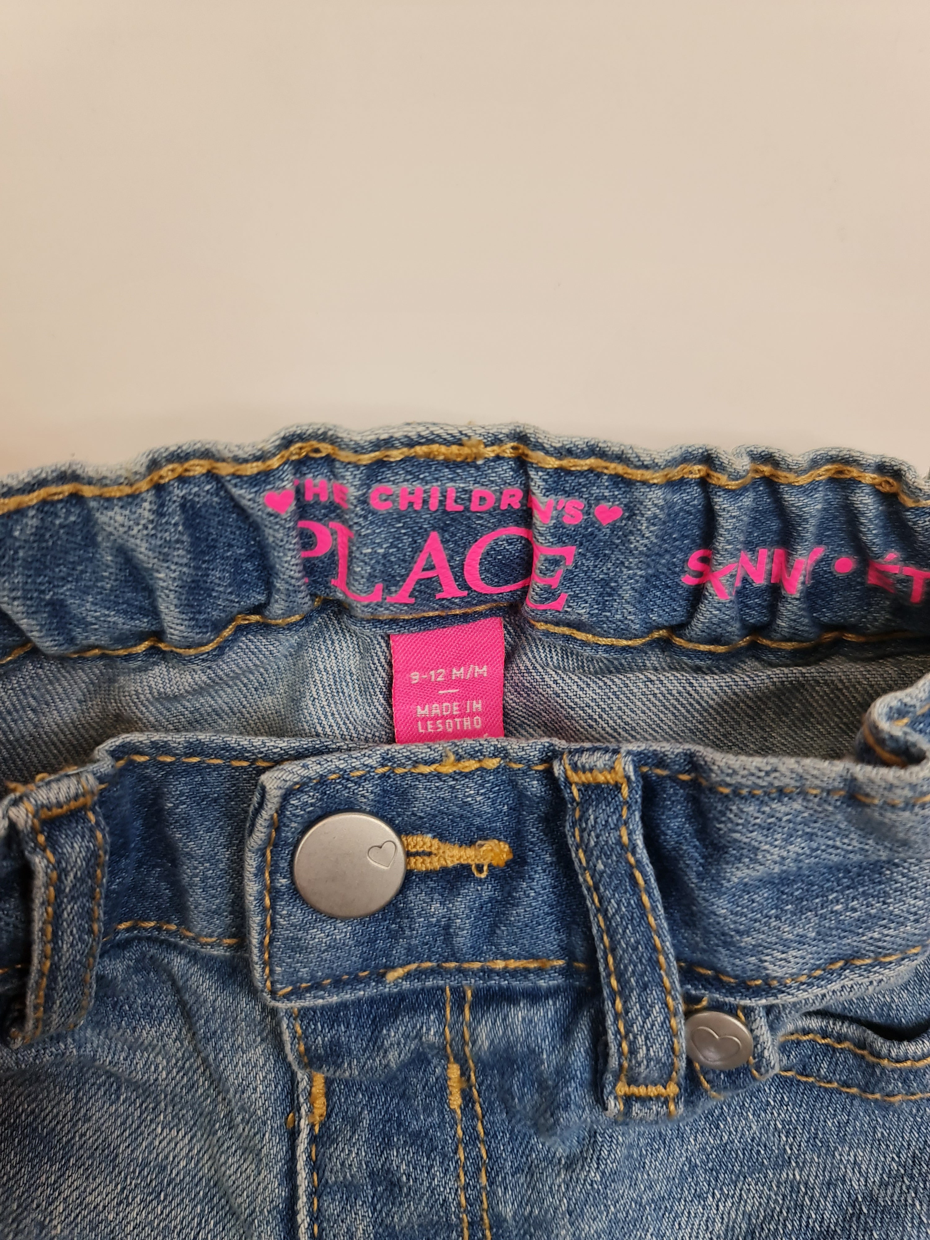 Pantalones de mezclilla marca The Children's Place para bebé de 9-12 meses
