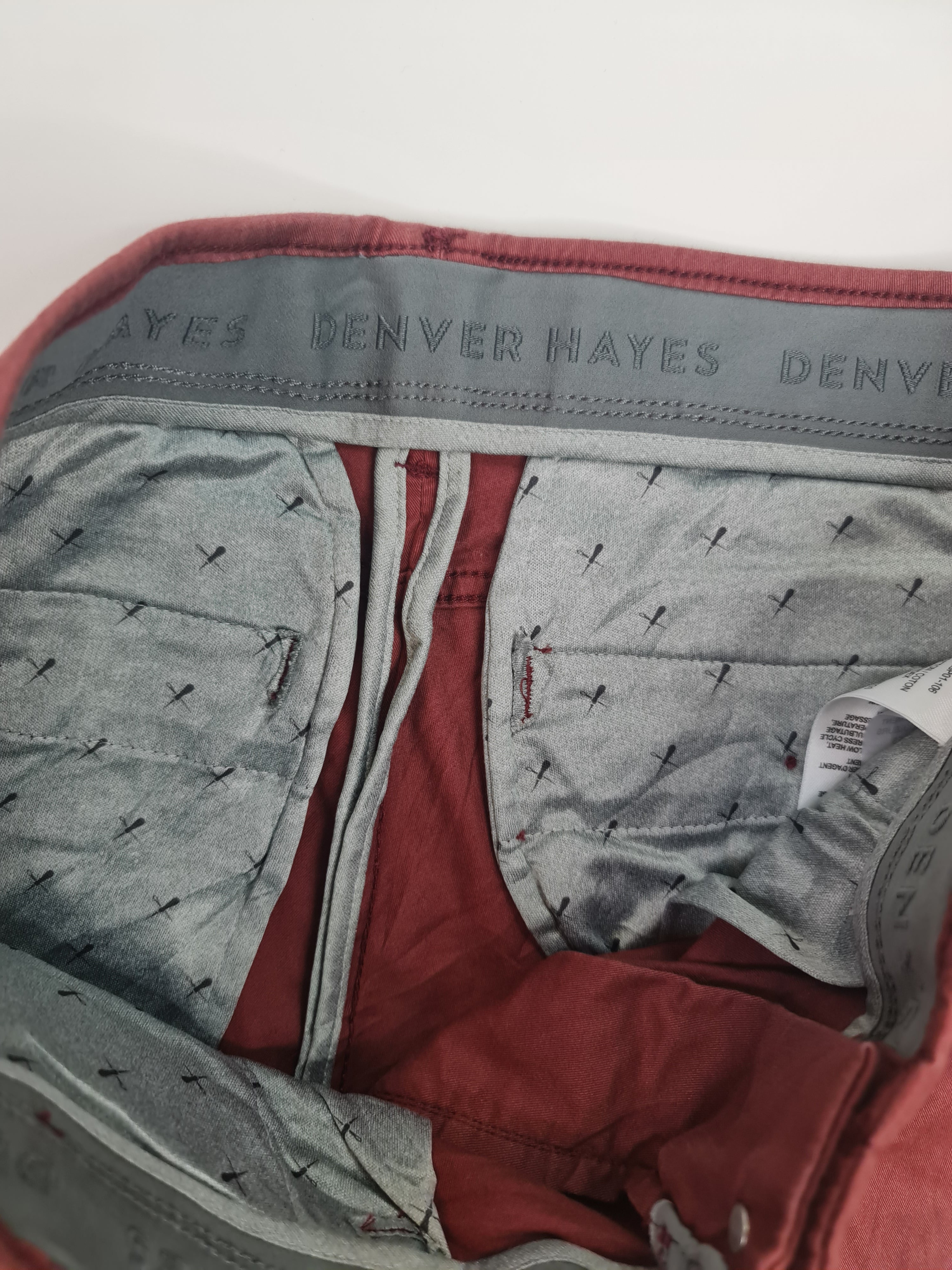 Pantalones cortos marca Denver Hayes - (Talla: 34) Rojo oscuro