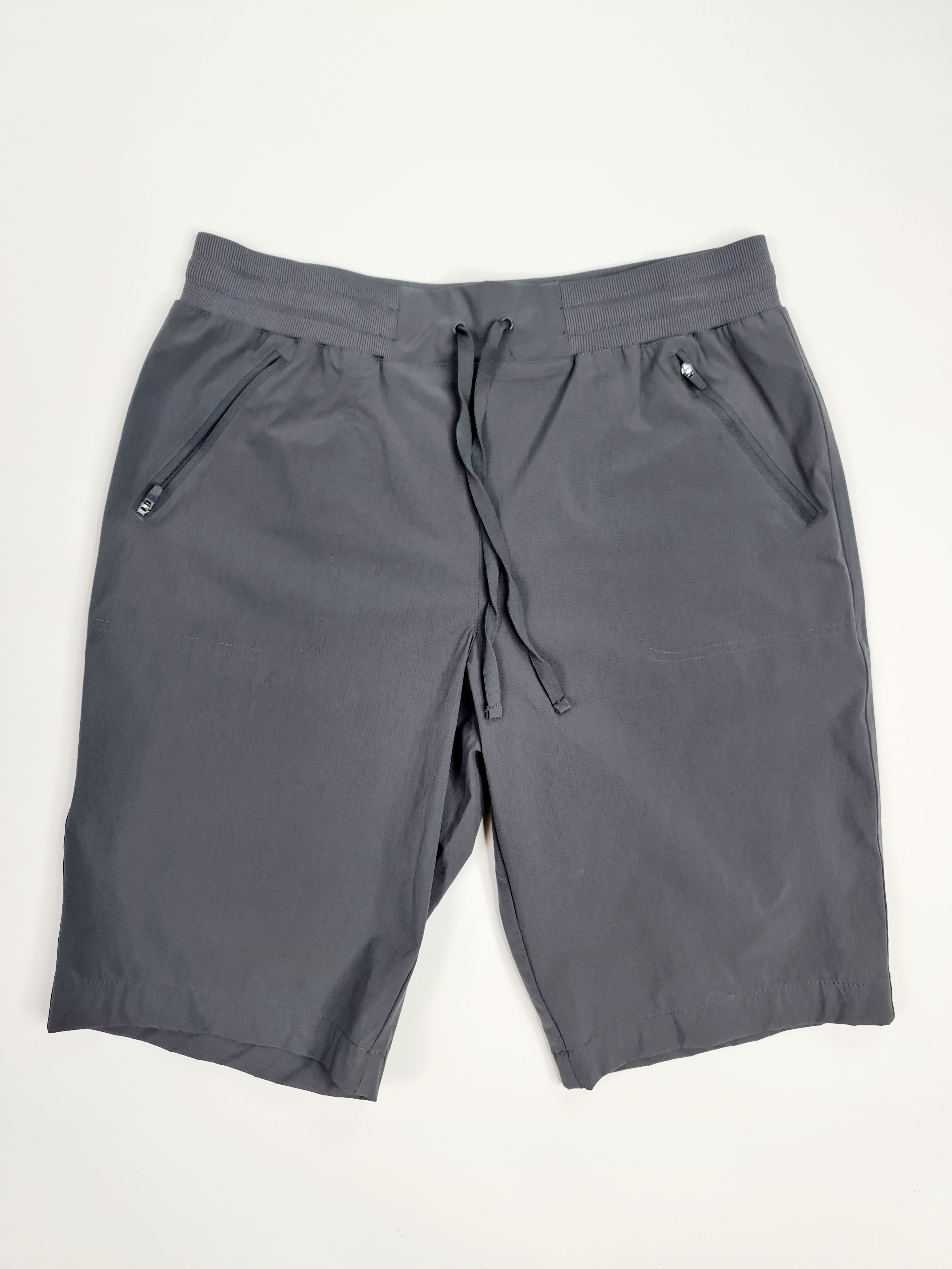 Pantalones cortos marca Mountian Warehouse - (Talla: 8) Gris