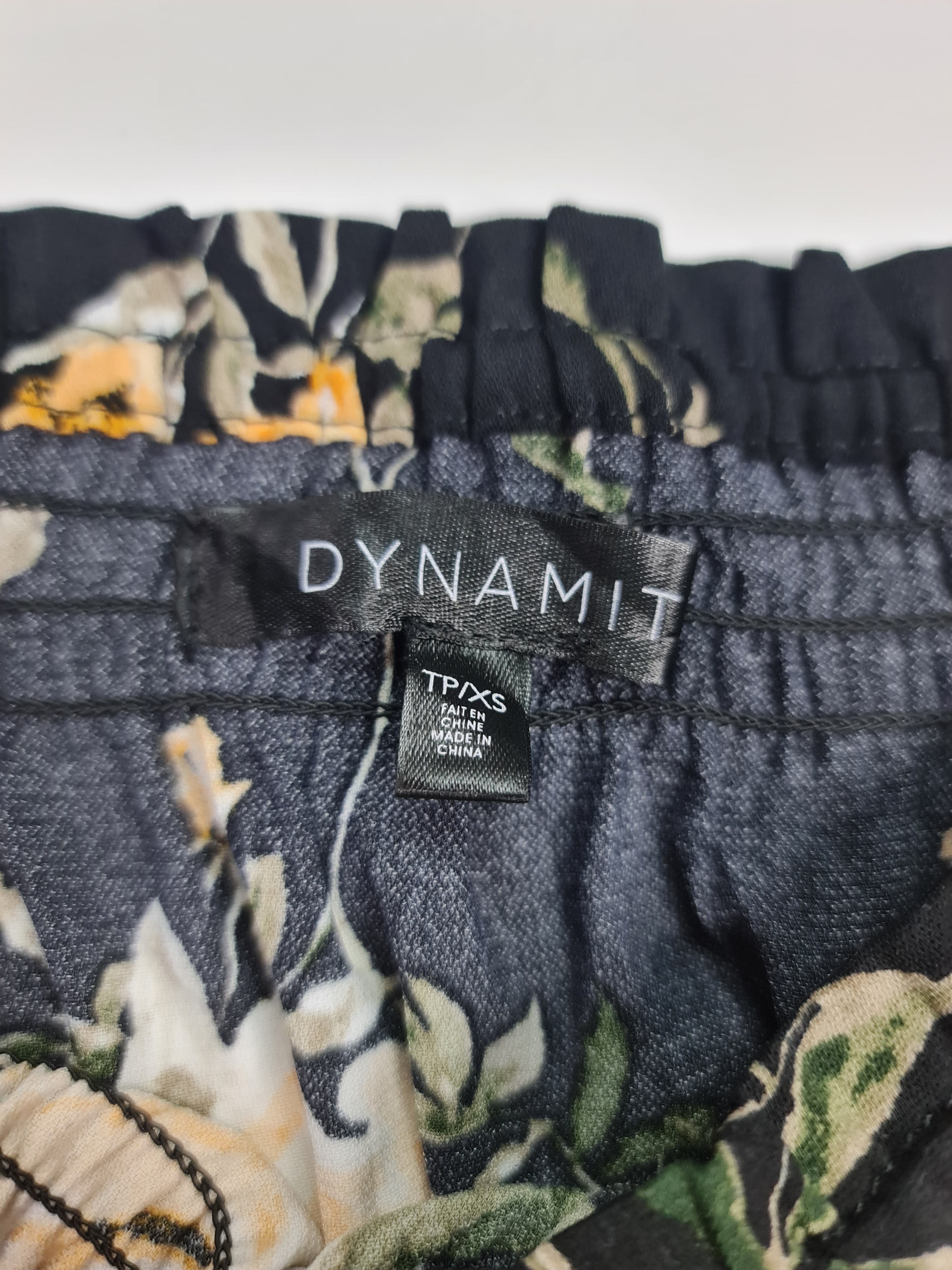 Vestido marca Dynamite - (Talla: XS/XP) Negro con Folores