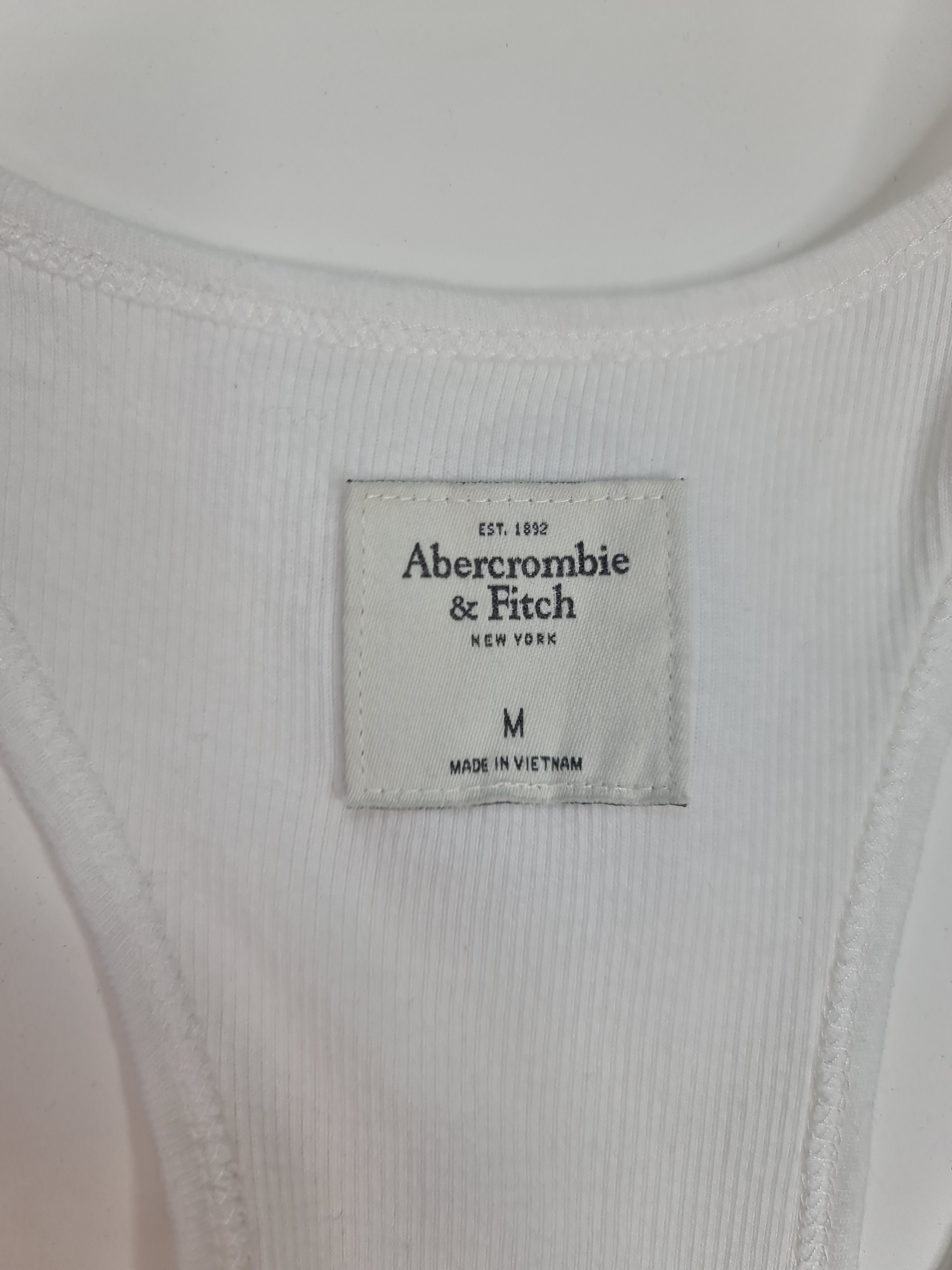 T-Shirt marca Abercrombie & Fitch - (Talla: M) Blanca