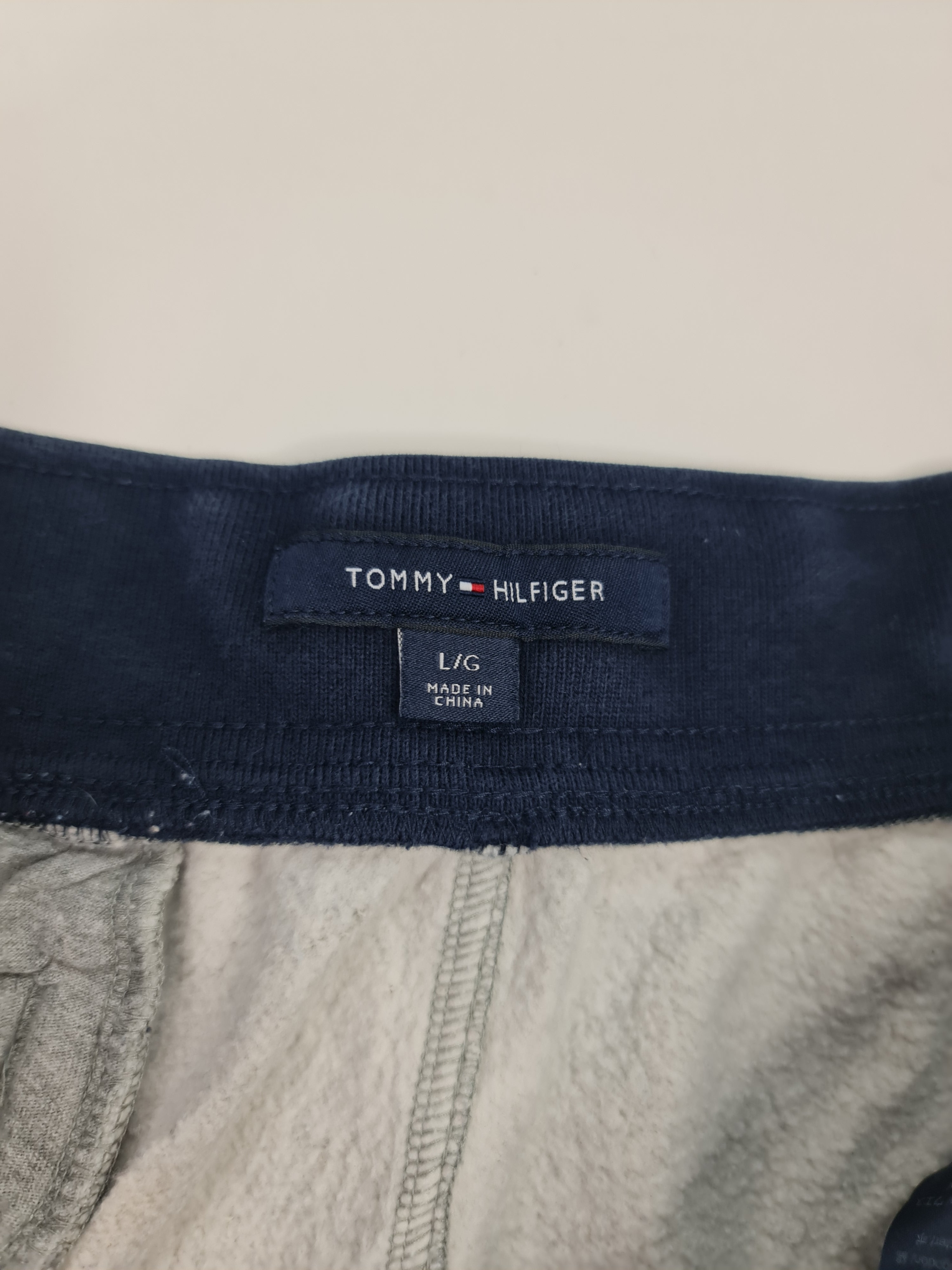 Short deportivo marca Tommy Hilfiger - (Talla: L/G) Gris