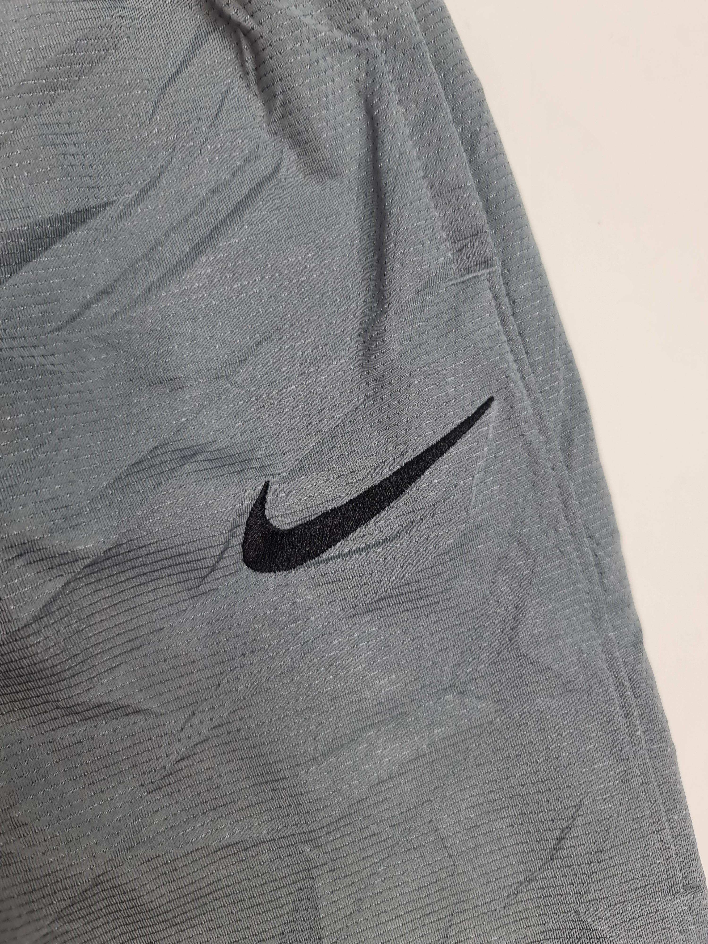 Short deportivo marca Nike - (Talla: L/G) Gris